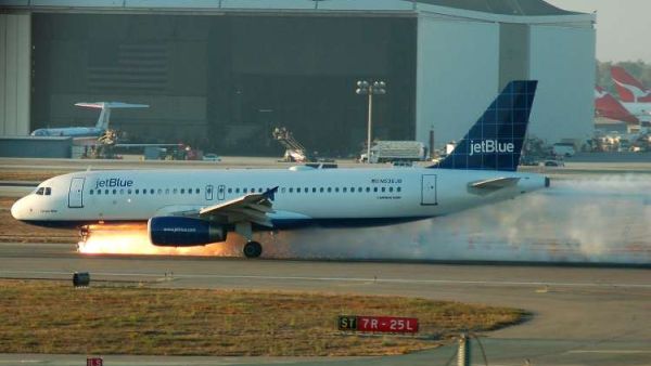 26 إصابة أثناء هبوط اضطرارى لطائرة في لوس أنجلوس