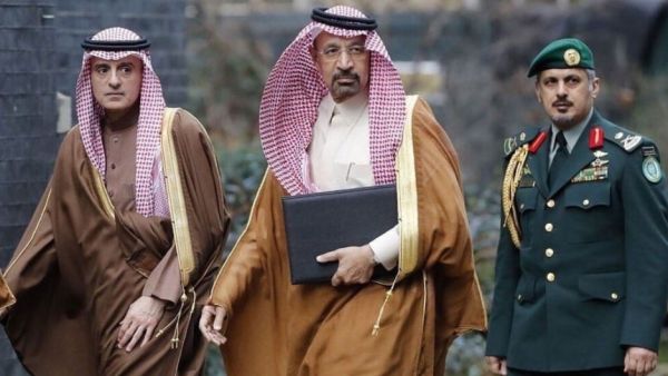 وزير الطاقة خالد الفالح (وسط)