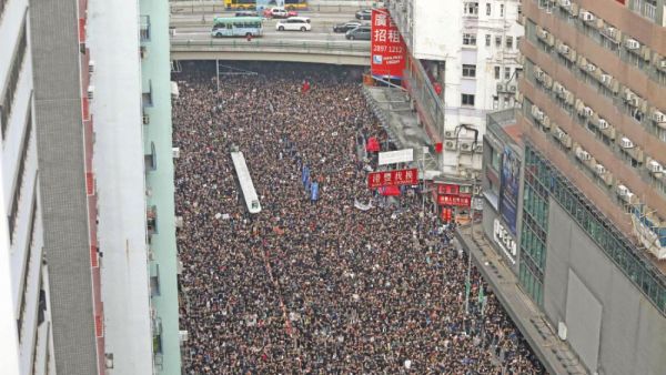 رئيسة السلطة التنفيذية في هونغ كونغ تعتذر والتظاهرات مستمرة