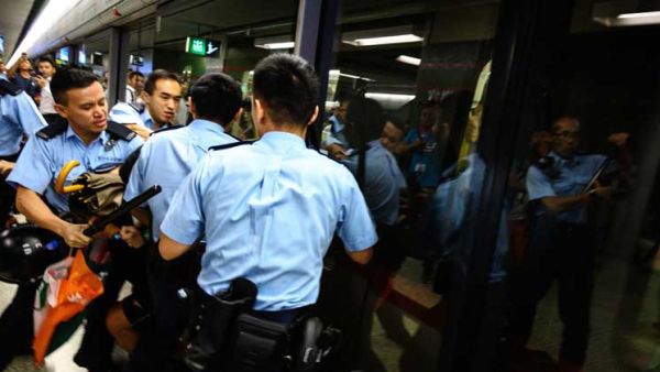 المتظاهرون في هونغ كونغ يحاولون تعطيل المترو ويدعون إلى إضراب عام