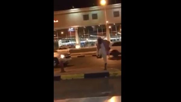رجل يتهجم ببذاءة على النساء