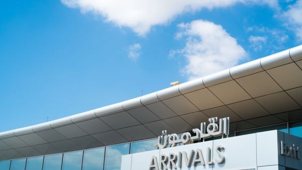 يتوفر في المطار أنظمة ذكية أخرى متعددة للحفاظ على صحة وسلامة المسافرين في ظل جائحة كورونا، فتتوفر أنظمة تعقيم ذاتية للسلالم الكهربائية في المطار
