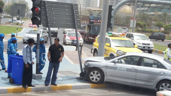 تقوم السيارة تلقائيًا بإرسال جميع المعلومات اللازمة عن الحادث، مثل الموقع ونوع السيارة ونوع الوقود وعدد الركاب داخل السيارة