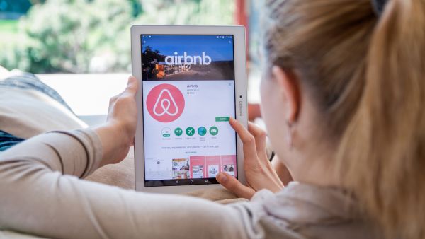 تشكل منصة الويب المترجمة وتطبيقات iOS و Android جزءًا من التزام Airbnb المستمر تجاه المنطقة وستعزز مهمة Airbnb لإنشاء عالم يمكن لأي شخص أن ينتمي إليه