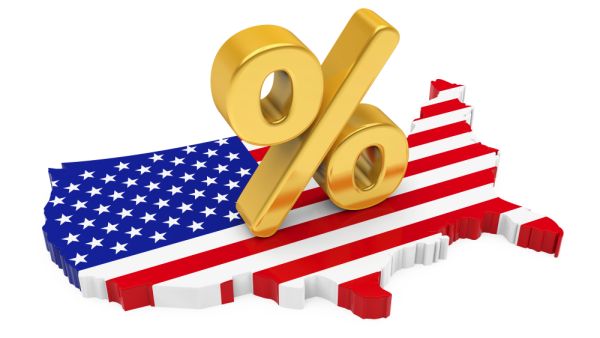 يقلل خفض أسعار الفائدة تكلفة الفرصة البديلة لحائزي الذهب الذي لا يدر عائدا، ويؤثر سلبا على الدولار