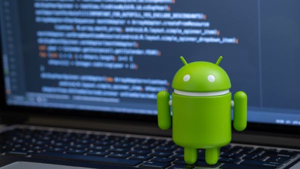 تمكن المهاجم من تحميل الصور ومقاطع الفيديو من الهاتف إلى خادم إذا منح المستخدم إذن التطبيق للوصول إلى مساحة تخزين الجهاز