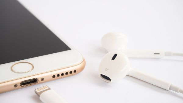 تم إيقاف جهاز iPhone SE الأصلي، الذي كان له نفس الشكل مثل جهاز iPhone 5S بحجم 4 بوصة، في عام 2018