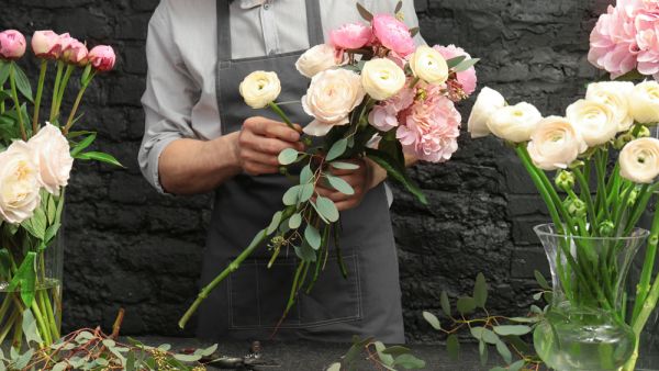 من خلال الشراكة مع أكثر محلات الزهور شهرة في دبي مثل Flowers.ae و Royal Flowers و Blush Petals، تجعل InstaShop توصيل الزهور سريعًا ممكنًا