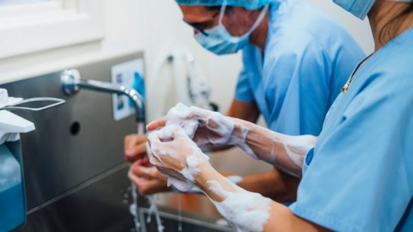 روبوتات ذاتية تستخدم لتطهير غرف المستشفى بالأشعة فوق البنفسجية المركزة