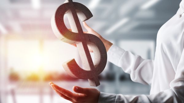 الدولار يرتفع مقابل 6 عملات رئيسية