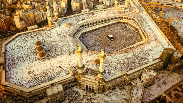 تعتبر إيرادات الحج والعمرة ثاني أكبر مصدر للدخل في السعودية بعد النفط والبتروكيماويات