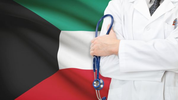 يلفت خبراء إلى أن الرسوم المتزايدة على الوافدين تدفع عددا كبيرا منهم إلى تسفير أسرهم بل وترك العمل في الكويت