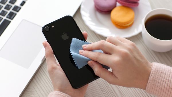  قامت Apple بتحديث صفحة البرنامج التعليمي لتنظيف أجهزتها بفقرة تمنح العملاء الحق في استخدام 70٪ من مناديل الأيزوبروبيل أو كلوروكس على أجهزة Apple الخاصة بهم
