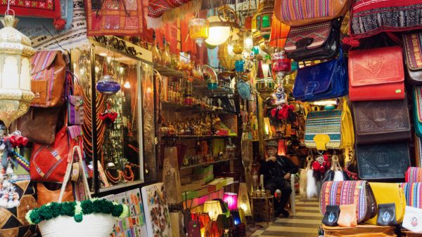 تمهّد موجة الزيادة في الأسعار بالأسواق التونسية، وما رافقها من تحركات نقابية، الطريق مجدّداً للمطالبة بزيادة أخرى في الرواتب