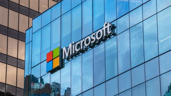 إيرادات شركة Microsoft الربع سنوية تجاوز التوقعات وتنمو بنحو 12%