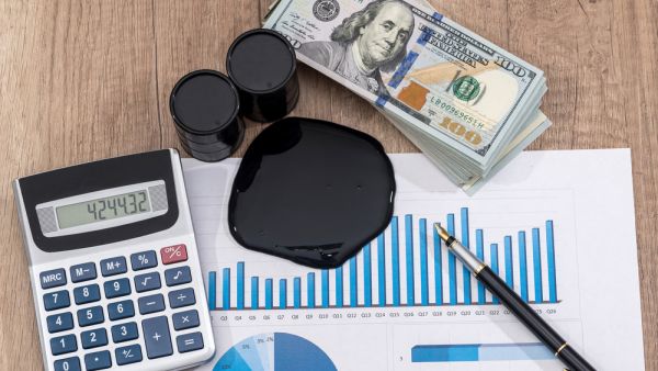 أسعار النفط تنخفض لكن المتعاملين يرحبون بأنباء لقاح كوفيد-19