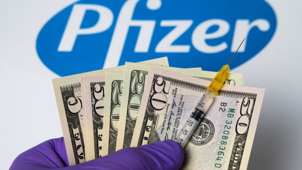 رئيس «فايزر» باع أسهمًا بقيمة 5.6 مليون دولار يوم الإعلان عن لقاح «كورونا»