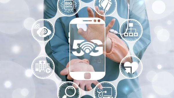  أجرى وزير الاتصالات مكالمة محلية مباشرة باستخدام هاتف 5G 
