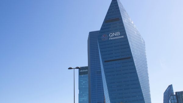 بنك قطر الوطني يفوض بنوك للبدء بإصدار سندات دولارية