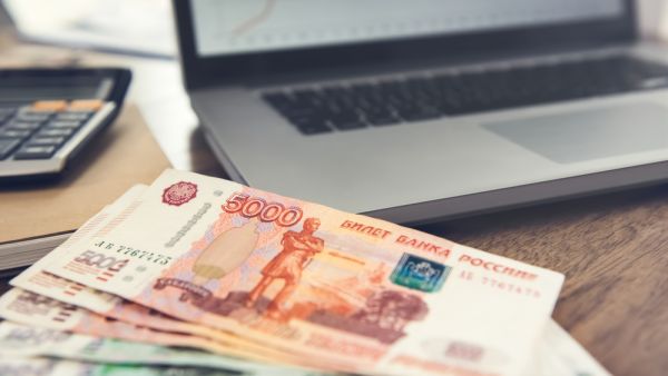 حذر محللون من احتمال انهيار سعر صرف العملة الروسية حتى 70 روبلا لكل دولار