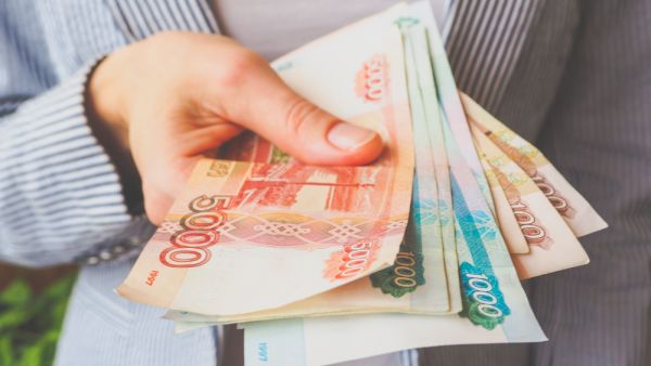 تعافي الروبل إلى مجموعة من العوامل، في مقدمتها توصل الدول المنتجة للنفط داخل منظمة "أوبك" وخارجها إلى اتفاق لخفض الإنتاج بنحو 500 ألف برميل إضافية يومياً
