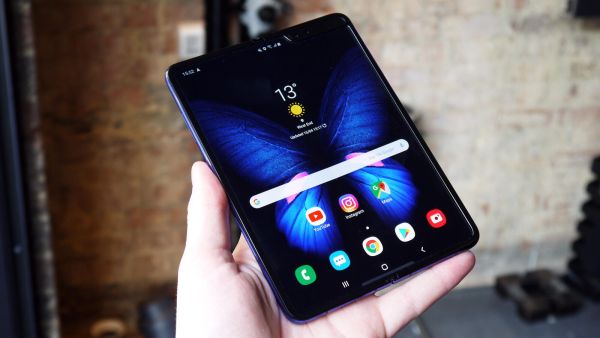 يأتي الهاتف مع شاشة AMOLED قابلة للطي 7.3 بوصة من الداخل
