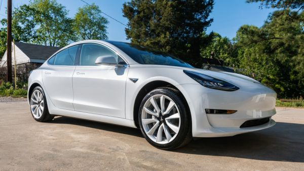 عند النظر إلى برنامج “Tesla”، وجد “Green” بضعة تغييرات ملحوظة قادمة إلى الطراز 3، بما في ذلك تضمين وضع “Ludicrous”، وخيار بطارية 100 كيلو واط في الساعة