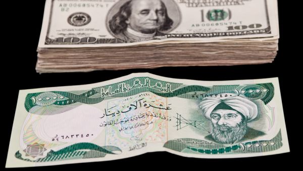 العراق يعتزم الاستفادة من أزمة انهيار الدينار أمام الدولار