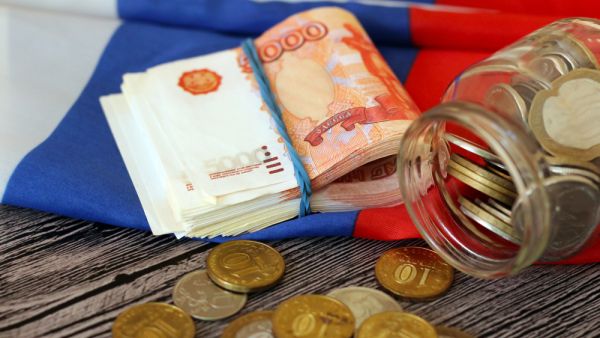 حسب يولافين فإن تأثير «كورونا» على سعر الروبل أسهم من جانب آخر في زيادة دخل الجمارك
