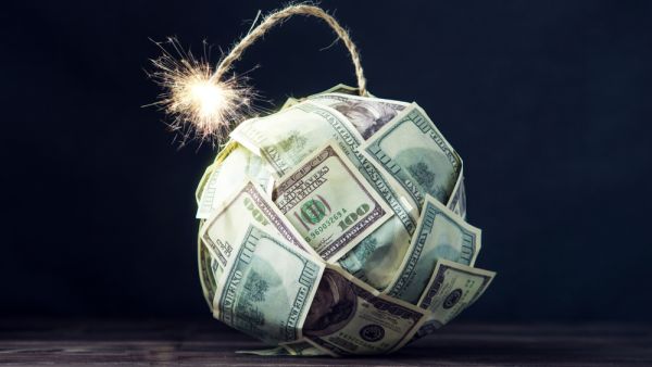 ربما تكون أول علامة مقلقة في المستقبل هي توقف المستثمرين عن شراء هذه النوعية من القروض، التي تعرض في السوق الأميركية بأكثر من مائة مليار دولار كل عام، وهو ما يجعلنا في مهب رياح أزمة جديدة