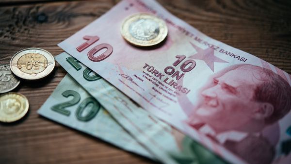 عجز التجارة يرتفع على نحو غير مسبوق في 2020 وسط تفاقم الفقر والديون
