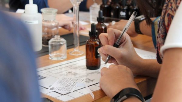 تقدم Oo La Lab ورش عمل للأفراد أو المجموعات، سواء كان ذلك للمناسبات التجارية أو الخاصة أو للمتعة فقط