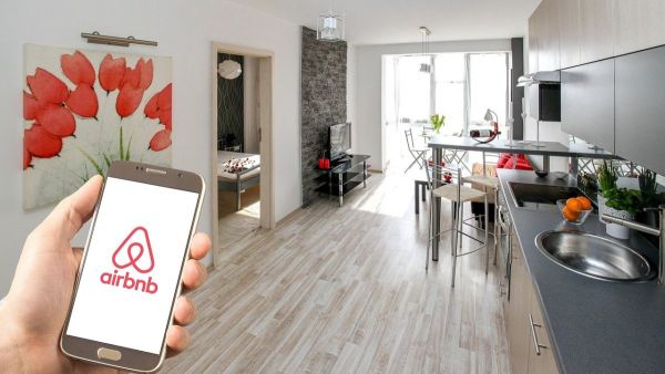 ِشركة Airbnb تستغني عن 1900موظف 