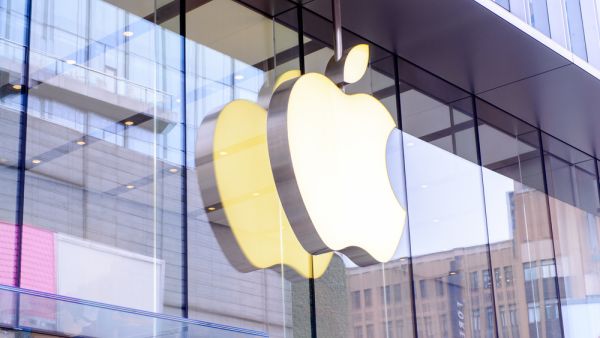 أشار الرئيس التنفيذي لشركة Apple، Tim Cook، في بيانات سابقة إلى أن تقنية Reality The Enhancer لا تقل أهمية عن هواتف iPhone للشركة