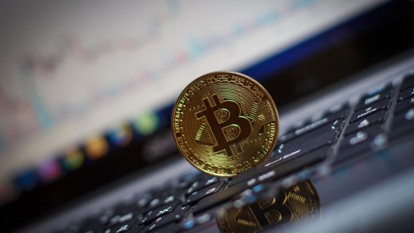 "بتكوين" تستمر في الانخفاض وتفقد 10 % من قيمتها عند الذروة