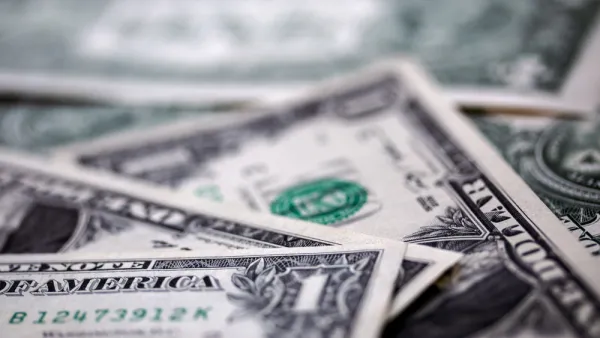التعاملات الصباحية في سوق الصرافة في بيروت، شهدت ارتفاعاً لسعر العملة الأميركية إلى 2400 ليرة