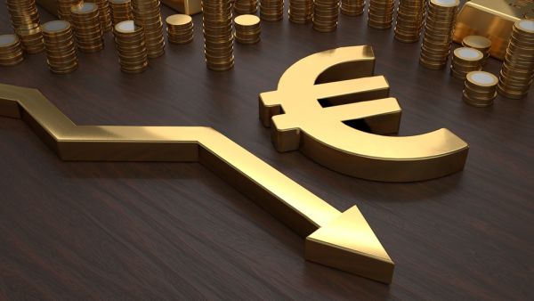 تراجع اليورو اليوم الثلاثاء مع اتجاه المستثمرين القلقين بشأن توترات التجارة لشراء الدولار باعتباره ملاذا آمنا