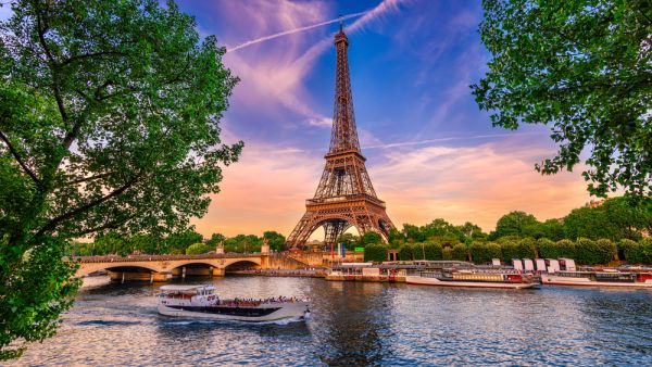 باريس تخسر 18مليار دولار من عائدات السياحة خلال العام الماضي 