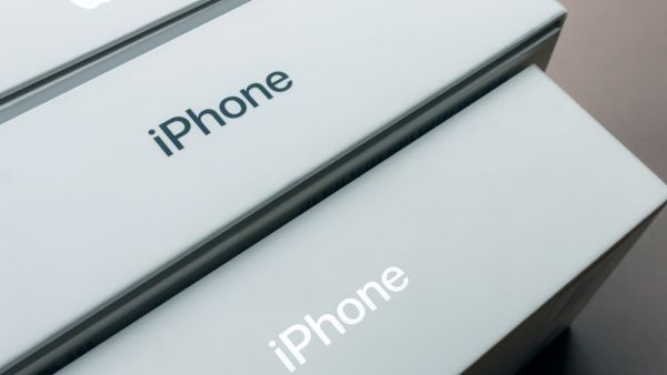 إذا تم شراء iPhone Pro و iPhone 11 من المملكة المتحدة، فسيتعين على سكان الإمارات دفع 14 في المائة أكثر مقابل iPhone Pro و 13 في المائة مقابل iPhone 11