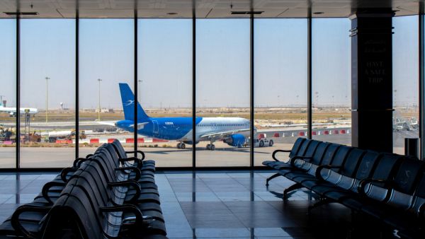 الكويت تبحث فتح الطيران مع الدول المحظورة وتخفيض الحجر المنزلي 