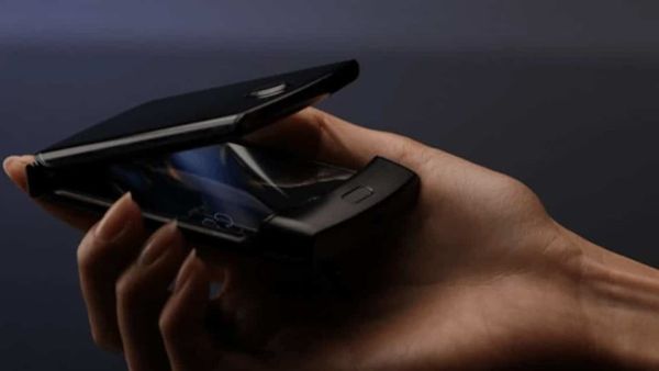 لم تقدم موتورولا عدداً محدداً من الطيات التي يمكن أن يتحملها جهاز ريزر، على عكس شركة سامسونج التي تدعي أن عدد طيات جهازها الجديد قد يبلغ 200000 طية