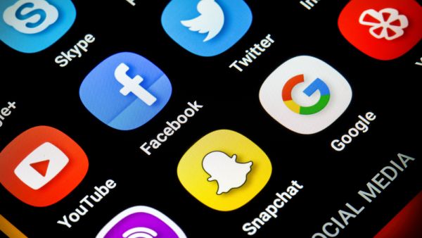 اكتشف الأشخاص في XDA Developers خمسة تأثيرات AR غير منشورة في تطبيق الرسائل
