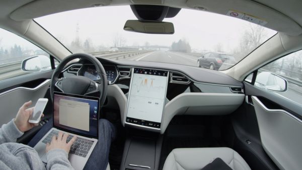  أكد Elon Musk الرئيس التنفيذي لشركة Tesla ميزة أخرى جديدة لسيارات Tesla، وهي إعداد لتلقي تحديثات البرامج بمجرد توفرها