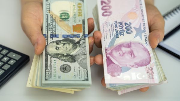 الليرة التركية تنخفض نحو مستوى قياسي جديد