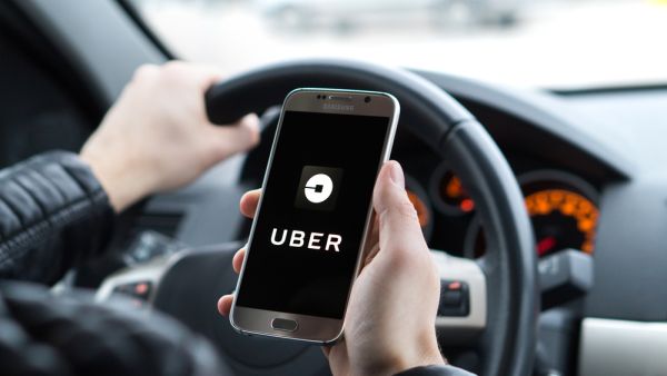 شركة Uber تفوز بمعركتها القانونية لمواصلة العمل في لندن