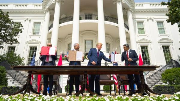 US President Donald Trump, UAE Foreign Minister Sheikh Abdullah bin Zayed, Abdullatif bin Rashid Al-Zayani, the foreign minister of Bahrain, and Israeli Prime Minister Benjamin Netanyahu /AFP