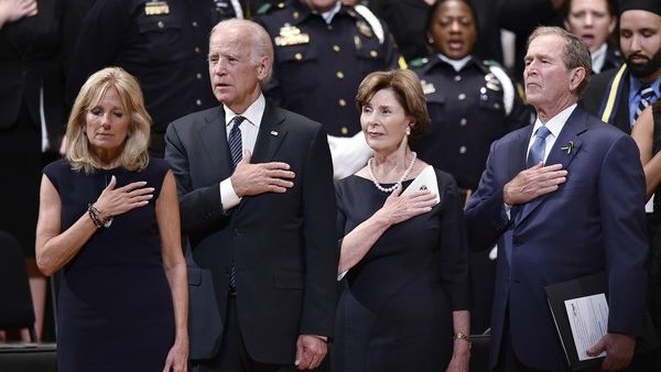 US Vice President Joe Biden(2nd-L), Jill Biden(L) and former US president George W. Bush(R), Dallas 2106 /AFP