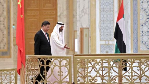 Chinese President Xi Jinping (L) and Abu Dhabi Crown Prince Sheikh Mohammed bin Zayed al-Nahyan arrive at the presidential palace in Abu Dhabi, on July 20, 2018 /AFP