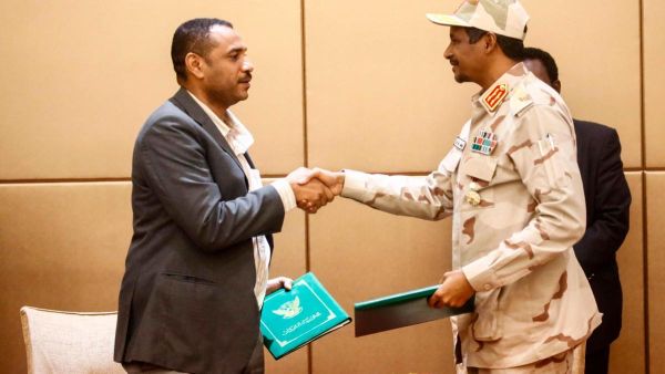 General Mohamed Hamdan Daglo (R), Sudan's deputy head of the Transitional Military Council, and protest leader Ahmed Rabie, August 4th /AFP
