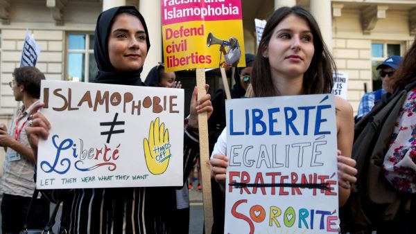 Women join a demonstration organised by "Stand up to Racism" outside the French Embassy in London on 26 August, 2016 /AFP